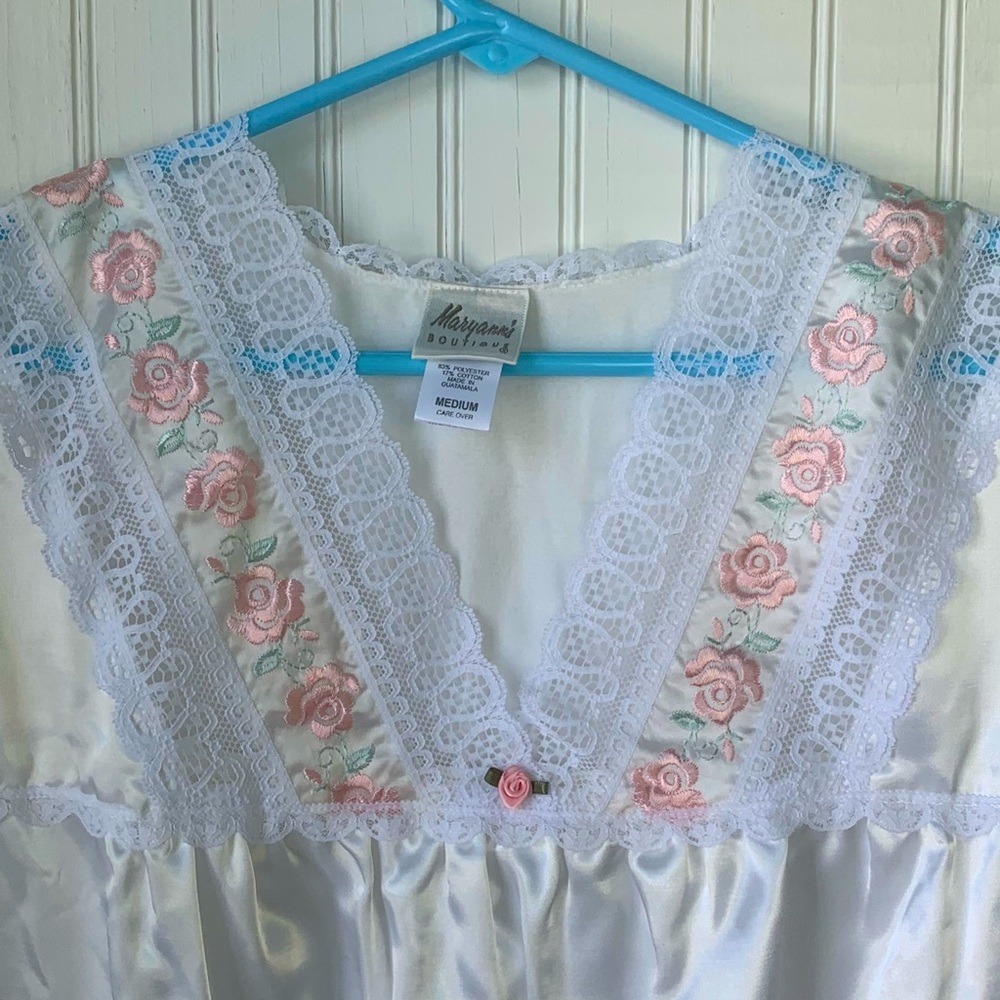 Maryann’s Boutique (Medium) (NWT) V-Neck Night Gown with lace & Embroidered Trim